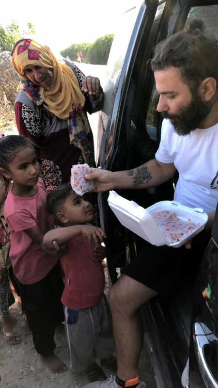Çadırdaki çocuklara hamburger ve oyuncak dağıtıldı